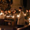 Eine Rorate ist nichts für Morgenmuffel. Es kostet schon ein wenig Überwindung, das warme Bett in aller Herrgottsfrühe zu verlassen und durch Dunkelheit und Kälte in die Kirche zu laufen. Selbst der Würzburger Dompfarrer Jürgen Vorndran überprüft vor seinen Einsätzen bei der Frühmesse den Wecker noch einmal genau. Aber die Freude auf diese Art der Gottesdienste überwiegt: „Dann fällt mir das Aufstehen nicht so schwer.“ Wenn er um 5.45 Uhr seine Wohnung verlässt, ist es draußen noch stockdunkel. In der Stadt ist noch kaum jemand unterwegs. Alles ist still. Frühmessen haben in der Adventszeit eine lange Tradition. Der Name Rorate kommt aus dem Lateinischen. Die Messe begann früher immer mit dem gleichen Eröffnungsvers aus dem alttestamentlichen Buch Jesaja (45,8). „Rorate caeli desuper, et nubes pluant justum“, was soviel heißt wie „Tauet Himmel, von oben, ihr Wolken, lasst Gerechtigkeit regnen.“ Die beiden bekannten Adventslieder „Tauet, Himmel den Gerechten“ und „O Heiland reiß die Himmel auf“ haben sich aus demselben Vers entwickelt. Roratemessen werden vor Sonnenaufgang bei Kerzenschein gefeiert. „Das war früher so, und das wird heute immer noch in allen Pfarreien so praktiziert“, erklärt Vorndran, der seit 2008 Dompfarrer am Kiliansdom in Würzburg und seit 2011 auch Pfarrer in Stift Haug ist. In manchen Gegenden in Franken nannte man den Brauch auch „Lichtleskerch“. In Würzburg wird in der Adventszeit täglich eine Frühmesse in unterschiedlichen Kirchen angeboten. Donnerstags findet die Rorate in Stift Haug statt. 80 Gläubige sind an diesem Donnerstag dorthin gekommen. Gerade in den langen, dunklen Nächten entwickelten die Menschen eine Sehnsucht nach Licht, nach heil, nach Geborgenheit. „Wir Christen wissen, dass Christus uns zu Weihnachten als dieses große Licht aufstrahlen wird.“ Wer von der Dunkelheit in das mit Kerzenlicht beleuchtete und geheizte Kirchenschiff tritt, der fühlt sich aufgehoben. Die Kirche wird so als Ort des Lichtes erlebbar: „Die Rorate bringt unsere Grundhaltung als Christen zum Ausdruck: Wir laufen mit brennenden Kerzen Jesus Christus entgegen.“ Deswegen habe der Advent viel mit Emotionen zu tun. „Diese Gefühle wusste die katholische Kirche schon immer zu bedienen“, erklärt der Dompfarrer. Früher war die Roratemesse eine feierliche Messe zu Ehren Mariens, die ursprünglich nur an den Samstagen der Adventszeit, mancherorts aber auch täglich gefeiert wurde. „Der Priester trug ein weißes Messgewand, obwohl eigentlich Violett die Farbe des Advents ist.“ Wegen des dabei vorgetragenen Evangeliums von der Verkündigung des Herrn durch den Engel Gabriel bezeichnete man sie auch als „Engelamt“. Nach dem Zweiten Vatikanischen Konzil, das von 1962 bis 1965 stattfand, hat die Liturgiereform jedem Tag einen eigenen Eingangsvers und ein eigenes Evangelium zugeordnet. Gleich geblieben ist, dass in der Rorate das Kommen Jesu Christi angekündigt wird. „Das wird bereits in der Botschaft Jesajas greifbar“, erläutert Vorndran. Rorate-Messen werden traditionell bis zum 16. Dezember gefeiert.  Die Tage ab dem 17. Dezember sind der unmittelbaren Vorbereitung auf das Weihnachtsfest, der ersten Ankunft Gottes, gewidmet. „An den letzten sieben Tagen vor Weihnachten werden die O-Antiphonen gebetet oder gesungen.“ O Weisheit, O Wurzel Jesse, O Schlüssel Davids . . .: „Jeder Tag hat eine bestimmt Anrufung.“ Für Jürgen Vorndran ist die Rorate eine wunderbare Gelegenheit, um in der oft so stressigen Adventszeit bewusst Innezuhalten. „Die Rorate ist eine schöne Vorbereitung auf das Weihnachtsfest.“ Ohne Rorate würde dem Geistlichen in der Adventszeit etwas fehlen – sowohl in der Kirche als auch beim anschließenden gemeinsamen Frühstück.
