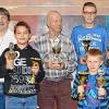 Die Sieger mit Ehrengästen: Sportreferent Jürgen Montag (Sportreferent), Vorsitzender Norbert Lukas (Vereinsmeister Erw.), Raphael Richter (Blitz- und Vereinsmeister u15), Horst Wiener (Blitzmeister Erw.), Yannick Brätz (Blitzmeister u21), Maximilian Haas (Blitz- und Vereinsmeister u10), Michael Schott (Vereinsmeister u21) und Harald Bittner, Vorsitzender des Unterfränkischen Schachverbandes.