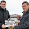 (me)   Der Lions Club Bad Neustadt unterstützt das Spendenprojekt „Abana Baseka – lachende Kinder“ von Dekan Andreas Krefft (rechts) mit einer Spende von 5000 Euro. Der Betrag wird für die Sanierung eines Klassenraumes der alten Grundschule im Projektdorf Gahunga in Ruanda in Afrika verwendet. Pfarrer Andreas Krefft, der erst vor einigen Tagen aus Ruanda wieder zurückgekehrt ist, zeigte dem Lions-Club-Vorsitzenden Jörg Geier Bilder von dem Projekt in Afrika und schilderte seine Eindrücke. Mit dem Bau der Schule sei bereits Anfang November, zu Beginn der Ferien, begonnen worden, erklärte Krefft. Mitte Januar beginne in Ruanda das neue Schuljahr, bis dahin müssen der Umbau und die Sanierung der Schule abgeschlossen sein. Ziel des Lions Club sei die Unterstützung caritativer Projekte und das weltweit, sagte Jörg Geier. „Grundsätzlich suchen wir uns Spendenprojekte aus, die unbürokratisch sind und deren Partner wir kennen und vertrauen können. Dekan Krefft steht dafür, dass das Geld ankommt. Das sind wir unseren Sponsoren schuldig“, so Geier.