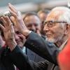 SPD-Politiker Erhard Eppler bedankt sich im Landtag in Stuttgart seiner Rede beim Symposium zu seinem 90. Geburtstag.