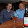 Zwei Brauereien, ein Starkbier: Erik Löschner (links) von der Albertshöfer Sternbräu und Friedrich Düll von der Brauerei Krautheim im Empfangsraum der Brauerei mit ihrem gemeinsamen Produkt, einem Whisky Bockbier.