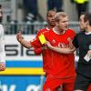 Viel zu tun gab es beim 0:0 in Sandhausen für Schiedsrichter Patrick Alt. Hier hält er für Sandhausens Tim Kister (links) die Gelbe Karte bereit, tauschte sie wenig später aber noch gegen die Rote – vielleicht ja auch, weil die Würzburger (von links) Junior Diaz, Clemens Schoppenhauer und Elia Soriano nach Kisters böser Grätsche von hinten heftig beim Unparteiischen protestierten.
