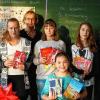 (woh)   Ende November wurden in den beiden 6. Klassen der Mittelschule Hofheim die besten Vorleser ermittelt. So traten dann am 8. Dezember Rosalie Selge, Adrian Reuter, Jule Ankenbrand, Olivia Haustein und Kimberley Hümpfer beim schulinternen Wettbewerb an. In der ersten Runde las jeder Teilnehmer einen selbst gewählten Text vor. In der zweiten Runde mussten die Teilnehmer einen unbekannten Text lesen. Und die Organisatoren hatten ein in die Jahreszeit passendes Buch ausgesucht: „Als der Weihnachtsmann vom Himmel fiel“ von Cornelia Funke. Alle meisterten beide Aufgaben souverän. Am Ende ging Kimberley Hümpfer aus der Klasse 6b als Siegerin hervor. Sie vertritt ihre Schule nun beim Kreisentscheid. Hinten, von links: Schulleiter Berthold Löser, Adrian Reuter, Jule Ankenbrand, Hildegund Fischer-Giebfried (Stadtbücherei), Rosalie Selge, Olivia Haustein, Lehrerin Sabine Schimmer, die ehemalige Lehrerin Christl Teinzeri; vorne: die Siegerin Kimberley Hümpfer.