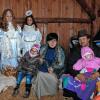 (jor)Die authentische Darstellung der Weihnachtsgeschichte mit einem ärmlichen Stall, der Heiligen Familie mit einem Kleinkind, einem Kälbchen, zwei Esel und Schafen lockt immer mehr Besucher zur lebenden Krippe auf dem Gelände des Schafstalles der Familie Bruder am östlichen Ortsrand von Wiesenfeld. Mitglieder der Schäferfamilie, Carmen und Julian Schulz mit Tochter Clara, stellten auch dieses Jahr wieder Maria und Josef und das Jesuskind dar. Das Christkind (Angelina Scheiner) und zwei Weihnachtsengel (Hellen Freitag und Laura Röder) verteilten auf dem Veranstaltungsgelände Süßigkeiten an die zahlreichen Kinder. Auf dem Bild im Hintergrund das Christkind mit den zwei Engeln, davor Carmen und Julian Schulz mit Tochter Clara, links das erste Kind des Paares Sophia. Die Musikkapelle Wiesenfeld hat die Veranstaltung, verbunden mit einem kleinen Weihnachtsmarkt, zum zwölften Mal organisiert. Die jüngsten Musikschüler des Vereins, die erst seit etwa zwei Jahren Unterricht auf diversen Blasinstrumenten erhalten, spielten weihnachtliche Weisen. Vor einem Schäferkarren konnten Kinder Weihnachtsgeschichten lauschen. Weihnachtliche Dekorationen, Stricksachen, Metallarbeiten, Schnäpse und Liköre, Kosmetikartikel, Tierbedarf oder Vogelhäuser konnten an diversen Ständen erworben werden. Mitglieder des Musikvereins verkauften Waffeln und Kuchen, heiße Wurst und Glühwein. Beim Einsetzen der Dunkelheit zauberten ein Lagerfeuer und eine romantische Beleuchtung eine anheimelnde Stimmung. Der Erlös der Veranstaltung kommt der Jugendarbeit der Blaskapelle Wiesenfeld zugute.