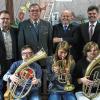 Während Lukas (vorne links) das neue Tenorhorn ausprobiert, wird er unterstützt von Luisa und Lea, die ebenfalls von Robert Schuler (rechts) unterrichtet werden. Auch (von links) kommissarische Schulleiterin Alexandra Krines-Beßler, Lebenshilfe-Geschäftsführer Olaf Haase, Bezirksrat Bernhard Ruß, Werner Höhn vom Nordbayerischen Musikbund sowie Vorsitzender Thomas Sechser freuen sich über das neue Instrument.