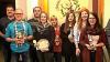 Schützenmeister Matthias Guck (rechts) überreichte die Königsketten und Pokale an die erfolgreichen Frickenhäuser Schützen. Im Bild (von links) Hermann Ress, Linda Heim, Jürgen Will, Daniel May, Florian Steinschauer, Julia Omert, Linda Ress, Fabienne May, Jessica Raab und Stephanie Omert.