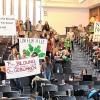 Studenten in Freiburg demonstrieren im Audimax, Kollegiengebäude II in der Uni gegen geplante neue Studiengebühren.