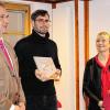 Stolz auf 130 Jahre Familientradition im Gasthaus "Zum Bären" und die neue Chronik (von links): Stefan Morhard, Stefan W. Römmelt und Rita Morhard.