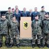 Zur Erinnerung an die Zeugnisausgabe nach bestandener Prüfung stellten sich zum Gruppenbild mit Firstresponder-Kreisbrandmeisterin Julia Sacher und ihren fünf Ausbildern sowie (von links) dem Standortältesten und stellvertretenden Divisionskommandeur Brigadegeneral Michael Podzus, Bürgermeister Jürgen Götz und Veitshöchheims Feuerwehrkommandant Robert Röhm die zwölf neuen Ersthelfer aus den Reihen der in der Balthasar-Neumann-Kaserne beheimateten Stabskompanie und der Stabsfernmeldekompanie der 10. Panzerdivision: Stefan Alsmann, Christoph Eschenbacher, Georg Teich, Julian Oye, Markus Burkhardt, Nadine Dworak, Ryan Archer, Florian Schaack, Christian Kirchner und Jeannine Heinrich.