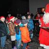 Beim Adventsglühen in Unterwaldbehrungen hatte Sankt Nikolaus (Günter Ledermann) für alle Kinder etwas dabei.