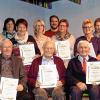 (is)   Viele Ehrungen gab es bei der Weihnachtsfeier der DJK Hirschfeld. Vorsitzender Georg Woelke dankte vorab den ehrenamtlichen Helfern, die bei den Großprojekten der letzten Jahre und dem noch laufenden Sportplatzneubau angepackt haben. Der Nikolaus beleuchtete traditionell das sportliche Geschehen. Im Bereich Tennis lobte er die Jugendarbeit. Für langjährige Spielertätigkeit im Korbball wurden Claudia Schlotter (1200 Spiele), Christine Gessner (1000), Petra Walter und Andrea Lother (je 800 Spiele), Katja Hümmer und Ute Meining (je 700 Spiele), Stefanie Gehring (600) und Nadine Meining (500) geehrt. Bei den Fußballern brachten es Manuel Wächter auf 300 Spiele, Sandro Hemmerich, Fabian Häckner und Daniel Walter auf je 200 Spiele. Unser Foto zeigt die geehrten Mitglieder: (von links) Michael Gräf (50 Jahre), Irma Spengler (50), Arthur Rückert (50), Emil Dorsch (60), Brigitte Einbecker (40), Gertrud Stock (40), Petra Walter (40), Walter Meining (60), Jörg Schneider (40), Jutta Hein (50), Elmar Fuchsberger (60), Monika Kubla (25), Doris Kutzenberger (50), Emil Stock (50), Knecht Ruprecht, Reiner Richter (beide 40), Georg Woelke (50). Nicht im Bild Markus Ott und Bernhard Rückert (25), Käthe Lender, Andrea Lutz, Maria Moller (alle 40), Juliane Englert, Karlfried Geyer, Bernhard Häckner, Albin Hoppe, Jürgen Krischker, Norbert Rückert (alle 50), Ewald Lender (60).