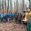 Bauhofleiter Reinhard Heinrich (rechts) verliest bei der Holzverlosung um 9 Uhr im Kürnacher Gemeindewald seine „Morgenandacht“.