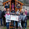 (hh)  Das Dankeschön der Jungs und Mädchen der Tagesstätten im Haus Marienthal war überaus herzlich, was letztlich nicht verwundert: Die Geschäftsführer und Gesellschafter der Schweinfurter Firma R.Plast Kunststoffaufbereitungs- und Handels GmbH, Martin Winter und Rolf Treutlein, hatten gerade einen Scheck über großzügige 10 500 Euro überreicht und damit erfüllen sich alle zuvor aufnotierten Wünsche: Ein Sandkasten, City-Roller, ein Besuch des Taka-Tuka-Landes, ein Fußballtor oder die Gestaltung des Werkraums, um nur einige zu nennen. Das Marienthal betreibt in zwei Häusern in der Fehrstraße direkt neben der Zentrale Am Oberen Marienbach zwei Tagesstätten für Kinder mit hohem Betreuungsbedarf. Zur Zeit sind das 13 Kinder im sozialpädagogischen und neun im heilpädagogischen Teil. Winter und Treutlein spenden schon seit Jahren für lokale Kinderprojekte. Im Bild links Marienthal-Leiter Rainer Brandenstein, daneben Martin Winter und Rolf Treutlein sowie Leiterin Bärbel Weise (Vierte von rechts) mit den Erzieherinnen Laura Geitz und Kristina Seufert, links und rechts neben Weise.Helferich