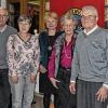 (is)   Die Jubilarehrung stand im Mittelpunkt der Vogelweihnacht der Naturfreunde. Für 40 Jahre Treue wurden Irene Groha, Gabi Strätz, Ewald Hymon und Werner Müller geehrt. Als sie 1976 Vereinsmitglieder wurden, entstand gerade das Naturfreundehaus. Seit 25 Jahren sind Inge und Edmund Ackermann der Ortsgruppe verbunden. Sie kamen durch die Kinder- und Familiengruppe zu den Naturfreunden und brachten sich schnell aktiv ins Vereinsleben ein. Jahrelang waren sie außerdem die „Glückwunsch-Postboten“ für die Geburtstagskinder des Vereins. Zu Beginn der Vogelweihnacht wurde der Vogelbaum im Park mit Meisenknödeln behängt; je nach Witterung wird die Winterfütterung bis ins Frühjahr fortgesetzt. Die Feier gestalteten der Singkreis und die Jüngsten im Verein. Unser Foto zeigt (von links) Vorstandsmitglied Claudia Braun, Edmund und Inge Ackermann (25 Jahre), Gabi Strätz, Irene Groha, Ewald Hymon (40 Jahre) sowie Vorstandsmitglied Ingrid Deuber. Es fehlt Werner Müller (40 Jahre).