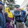 Druck herrscht in der Erstaufnahmeeinrichtung nicht mehr, was bei derzeit rund 200 Flüchtlingen kein Wunder ist. Erst vor wenigen Tagen kamen die somalischen Eheleute Ibrahim Mohamad und seine Frau Safiyo mit ihrem sechs Monate alten Buben Mubashir an. Kontaktprobleme haben sie wie die beiden Freunde und Helfer, Polizeihauptkommissar Robert Seidenzahl und Polizeihauptmeisterin Karoline Große, keine.