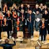 (mae) In der mit über 200 Menschen besetzten Pfarrkirche in Kist eröffnete der Chor „EinKlang“ des Liederkranz Kist sein siebtes Adventskonzert mit dem Lied „Trauet ihr Himmel den Gerechten“ aus dem 16. Jahrhundert. Es folgten weitere Advents- und Weihnachtslieder aus verschiedenen Ländern,  wie Rumänien und Argentinien. Nach dem Lied „Adeste Fideles“ sangen der Chor und das gesamte Publikum mit großer Begeisterung „Herbei oh ihr Gläubigen“. Bei einer Spendenaktion am Konzertende kamen 1250 Euro zusammen, die  zwischen der katholische Kirche in Kist für Blumenschmuck und dem „Antonia- Werr-Zentrum St. Ludwig“ bei Volkach aufgeteilt werden.
