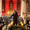 (Rö)   Dirigent Michael Mauer hat für den traditionellen Auftritt des Symphonischen Blasorchesters Rottendorf wieder ein ansprechendes Programm zusammengestellt, in dem klassische und moderne Elemente die 300 Besucher begeisterten. Nicht nur die Pauken machten das Eröffnungsstück „Call of Heros“ zu einem imposanten Klangvergnügen. Beim folgenden Stück „Schmelzende Riesen“ wurde das Publikum zum Nachdenken angeregt, denn Komponist Armin Kofler führt darin die Folgen der Klimaerwärmung und deren Auswirkung für die Gletscher in dramatischen Klangbildern vor Augen. Der optimistische Ausklang versprüht dennoch Hoffnung auf Veränderung. Gesangssolistin Katharina Väth entführte Musiker und Publikum mit „You raise me up“ in eine träumerische musikalische Welt. Spätestens mit den Feuerrufen, als sich der Zeppelin „Hindenburg“ bei seiner Jungfernfahrt entzündete, wurden die Besucher aus ihren Träumen gerissen. Unter dem Titel „Phantasie über ein Vesperlied“ folgte ein alter Choral, der modern für Blasmusik arrangiert ist. Stiller, nachdenklicher, aber musikalisch ebenso reizvoll waren „Amazing Grace“ von Manfred Schneider und „Con amore“ von Pavel Stanek. Die als „Herbei, o ihr Gläubigen“ bekannte Melodie wurde mit „Venite Adoremus“ zum Besten gegeben. Das Kirchenkonzert ging schließlich mit „A Jazzy Christmas“ - bekannte weihnachtliche Lieder im Jazz-Stil - und „A Christmas Festival“ dem Ende entgegen. Nach der Zugabe waren dann auch die Konzertbesucher aufgerufen bei „Tochter Zion“, ihren stimmlichen Beitrag zu dem überaus gelungenen 90 minütigen Kirchenkonzert zu liefern.
