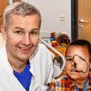 Prof. Alexander Kübler, der Ärztliche Direktor der Klinik und Poliklinik für Mund-, Kiefer- und Plastische Gesichtschirurgie des Uniklinikums Würzburg, zusammen mit dem von ihm und seinem Team operierten Unfallopfer Abdukodir aus Kirgisistan.