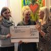 (mhk)   Mit einem Scheck von 2000 Euro überraschten Nanni Kebschull-Schmidt, Marketing- und Vertriebsleiterin der GTI-control mbH (Mitte), und Alicia Chlosta (rechts) Annette Rosskamp vom Kinderhospiz Sternenzelt in Marktheidenfeld. Die Firma hatte auf Weihnachtsgeschenke für Kunden und Mitarbeiter verzichtet, um das Sternenzelt zu unterstützen. Von Spendengeldern können neue Ehrenamtliche ausgebildet werden, die dann in Familien eingesetzt werden, heißt es in einer Pressemitteilung. Supervisionen, Damit könnten Fortbildungen der Ehrenamtlichen und auch ihre Fahrtkosten zu den Familien finanziert werden. Auch kleine Aufmerksamkeiten und Geschenke, die Ehrenamtliche mit zu den Kindern nehmen oder ein Familienausflug werden so möglich.Foto: Kinderhospiz