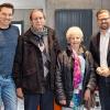 Gewinnübergabe im Möbelhaus: Büroforum-Inhaber Jochen Bähr (links) und Main-Post-Verkaufsleiter Christian Franz (rechts) beglückwünschen Hans und Christl Siess zu einem Sideboard.