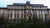 Nach Jahrzehnten des Leerstands und des drohenden Verfalls bahnt sich eine neue Nutzung für das neubarocke Gebäude der Alten Universitäts-Augenklinik am Röntgenring 12 an. Wie Regierungspräsident Paul Beinhofer am Donnerstagabend bei der Jahresschlusssitzung des Stadtrats überraschend mitteilte, soll dort im nächsten Jahr eine grundlegende Sanierung stattfinden, um mit einem Aufwand von rund 30 Millionen Euro ein Translationszentrum für Krebs- und muskuloskelettale Erkrankungen einzurichten. Aufgebaut und betrieben werden soll es vom Fraunhofer-Institut für Grenzflächen- und Bioverfahrenstechnik (IGB).   Ziel des Zentrums ist es, Ergebnisse aus Materialforschung und regenerativer Medizin schneller in die klinische Anwendung zu bringen. Das bayerische Wirtschaftsministerium hat bereits grünes Licht für den ersten Bauabschnitt gegeben. Nachdem die Uni-Augenklinik das von 1898 bis 1901 errichtete Gebäude 1970 verlassen hatte, um in die Kopfklinik nach Grombühl zu ziehen, wurde der markante Bau bis 1980 von der Uni-Nervenklinik genutzt. Seither ist dort im Untergeschoss nur noch eine provisorische Mensa eingerichtet.   1998 wurde ein historischer Hörsaal saniert. Das restliche Gebäude blieb ungenutzt und befindet sich in schlechtem baulichen Zustand.  Foto: Thomas Obermeier