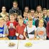 (lsl)   Mit 44 Teilnehmern hat sich die Staatliche Realschule Kitzingen beim Lebkuchenlauf präsentiert. Sie sicherte sich – wieder einmal – den Preis für die größte Gruppe. Damit wird die Schule einmal mehr ihrem Ruf als „Lauf-Schule“ gerecht, heißt es in einer Mitteilung. Schulleiter Michael Rückel könne zu Recht stolz sein, heißt es da. Er belohnte das Engagement der Läufer mit einer kleinen Ansprache sowie einem Hausaufgabengutschein und spendierte dazu Obstsalat. Auch die Lehrer (Helga Staudt-Bieber, Johannes Kaderschafka und Barbara Kolb), die um die schulinterne Organisation der verschiedenen Läufe kümmern und ihre Schüler vor Ort betreuen, wurden dabei nicht vergessen.