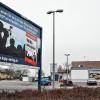 Wurde auf den Hinweis des Thüngersheimer Bürgers Franz-Josef Remling ersetzt: Das Werbeplakat für ein Buch des umstrittenen Autos Udo Ulfkotte vor dem Lidl-Markt.