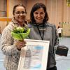 Ute Deckert (rechts) erhält von der unterfränkischen BHV-Vize Liane Lurz den Ehrenamtspreis des Bayerischen Handballverbandes.