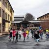 Umfassende Sanierung geplant: Kinder der Mittelschule in Burkardroth toben in der Pause auf dem Schulhof.