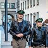 Die Polizei erhöht trotz guter Sicherheitslage die Präsenz, was für den einen oder anderen Bürger durchaus beruhigender ist. Im Bild die beiden Polizeibeamten Jana Jordan und Sebastian Hertam am Donnerstag auf Streife in der Spitalstraße.