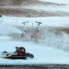 (dpa/lsw)   Zum Jahresende soll nun doch eine Skipiste am Feldberg dank des Einsatzes von Kunstschnee öffnen. „Wir hoffen, an Silvester eine Piste planieren zu können, dann wird auch ein Skilift in Betrieb sein“, sagte Sabrina Pfrengle von der Hochschwarzwald Tourismus GmbH am Donnerstag. Zuvor hatte eine Sprecherin des Liftverbundes Feldberg hingegen gesagt, Skifahren dank Kunstschnee sei nicht möglich – es sei zu warm. Die Schneekanonen sind aber bereits seit einer Woche zumindest nachts im Einsatz, wie sich am Donnerstag herausstellte. Schlitten gefahren wird bereits an dem höchsten Berg des Schwarzwaldes. Feldberg- und Belchenbahn sind für den Fußgängerbetrieb geöffnet. Skilifte sind bereits in Muggenbrunn, Menzenschwand und am Notschrei in Betrieb. Dort gibt es Pisten mit Kunstschnee. Die Tourismusgebiete im Land können für 2016 aber großes Interesse verbuchen. Der Deutsche Wetterdienst (DWD) macht keine Hoffnung auf natürlichen Schnee bis ins neue Jahr: Eine Hochdrucklage bringt in den Bergen blauen Himmel und in den Niederungen Hochnebel. Diese Wetterlage bleibt laut DWD im Südwesten bis einschließlich Neujahr bestehen. „Mit der Böllerei an Silvester wird die Sicht durch nebelartige Bewölkung schlecht werden – nach kurzer Zeit sieht man nichts mehr vom Feuerwerk“, sagte ein Meteorologe. Die Temperaturen sollen in der Silvesternacht auf bis zu minus acht Grad sinken. Wo Nebel hänge, könne es nachts Reifglätte geben. Der Winter deutet sich ab dem 2. Januar an: Die Prognosen zeigen dem Sprecher zufolge gelegentlichen Schneefall und Regen. Es kann zu überfrierender Nässe kommen.