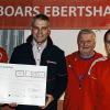 (hb)   Der FC Bayern Fanclub Redboars Ebertshausen/Abersfeld, der jedes Jahr eine Spende an einen Verein in der Region übergibt, hat sich in diesem Jahr für die Malteser in Abersfeld entschieden. Fanclubchef Manuel Mauer übergab zusammen mit Jürgen Stühler und Harald Schuler einen Scheck über 500 Euro an den stellvertretenden Malteser-Ortsbeauftragten Holger Biegner. „Wir werden das Geld dafür verwenden, unseren Helfer-vor-Ort-Dienst mit einem neuen Frühdefibrillator auszustatten“, freute sich Biegner. Die Helfer vor Ort der Malteser Abersfeld gibt es seit 2004. Sie sind während der Woche von 18 bis 6 Uhr in Bereitschaft und am Wochenende und an Feiertagen rund um die Uhr. Etwa ein- bis zweimal im Jahr haben sie Reanimationen, bei denen sie den „Defi“ einsetzen. Der „Helfer vor Ort“ ist eine Ergänzung zum Rettungsdienst.