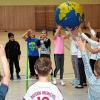 (raul)   Viel Spaß und reichlich Bewegung hatten 28 Kinder beim Spielenachmittag in der DJK-Sporthalle in Unterspiesheim. Die Kinder aus der Gemeinde Kolitzheim konnten sich nach den Weihnachtsfeiertagen drei Stunden lang so richtig austoben, unter anderem mit einer großen Erdkugel. Durchgeführt wurde die Ferienspaßaktion von der Kommunalen Jugendarbeit des Landkreises unter der Leitung der Erzieherin Alwina Stöcker in Zusammenarbeit mit der Gemeinde Kolitzheim. Seitens der DJK Unterspiesheim begleitete Manfred Scheuring den Nachmittag in der Sporthalle.