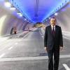 Allein auf weiter Flur: Recep Tayyip Erdogan will sich gerade die Macht auf Jahrzehnte hinaus sichern. Ein Referendum im nächsten Jahr soll das Präsidialsystem bestätigen. Kritische Stimmen haben das Land verlassen oder müssen in der Türkei damit rechnen, verhaftet zu werden. Dieses Bild entstand vor wenigen Tagen, als ein Tunnel unter dem Bosporus eröffnet wurde, der die europäische und die asiatische Seite Istanbuls verbindet.
