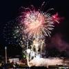 Bunte Feuerwerksblumen über Würzburg in der Nacht, der Pyrotechniker Fritz Woesch weiß wie's geht – und wie gefährlich das sein kann.