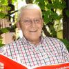 Kristian Steinberger erzählt auf einer Wanderung in Rüdenhausen wieder Geschichten aus dem Büchlein „Zwischerlichten“, das seine Mutter Auguste einst herausgab.