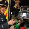 Martina Avdeev in ihrem Element, hier an der Ausrüstung des neuen Mittleren Löschfahrzeugs der Wehr. Seit fast drei Jahren ist sie Kommandantin der Freiwilligen Feuerwehr Büchold – und im Landkreis Main-Spessart damit die einzige Frau in dieser Funktion.
