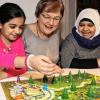 Der Integrationsbeirat der Gemeinde Zellingen unterstützt die Geflüchteten auf vielerlei Gebieten bei ihren ersten Schritten zur Integration. Sylvia Türk-Rupp (Mitte) nimmt sich die Zeit für einen gemeinsamen Spieleabend mit Familie Alnamous (im Bild von links: Heba und Fathia).