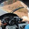 Der Monotracer hat einen Lenker wie ein Motorrad. Allerdings gibt es im geschlossenen Cockpit auch Radio, Heizung und Klimaanlage.