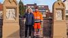 Bürgermeisterin Martina Rottmann und Gemeindearbeiter Andreas Pfenning freuen sich über die Renovierung der Kreuzwegstationen auf dem Oberpleichfelder Friedhof.
