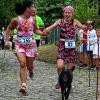 Die gefrorenen Blätter knistern unter den Sportschuhen, der Atem gefriert in der kalten Winterluft: Marika Heinlein, ihr Mann Bruno und ich joggen durch die Wälder rund um Geesdorf – die Lieblingsstrecke der 54-Jährigen, auf der sie jeden Samstag zu finden ist.  Während wir laufen, erzählt und erzählt sie. Außer Puste gerät sie dabei nicht. Rechnet man Wettkämpfe und Training zusammen, hat Marika Heinlein in diesem Jahr schließlich schon mehr als 4200 Kilometer zurückgelegt: Sie ist Ultraläuferin, hält bis zu 48 Stunden am Stück durch.  Ich – völlig untrainiert – versuche, die elf Kilometer zumindest einigermaßen zu überstehen. Beim „ersten kleinen Hügelchen“, wie sie sagt, denke ich nur: „Hilfe, ein Berg!“ Langsam kämpfe ich mich nach oben, ihr Mann hat gerade die Hälfte geschafft, als Heinlein schon auf der Kuppe ankommen ist und in der Sonne auf uns wartet. Denn höhenerprobt ist sie – spätestens seit ihrer ersten Teilnahme am Spartathlon 2007: 246 Kilometer durch Griechenland, ein 1200 Meter hoher Pass inklusive. Heuer hat sie dafür 35:17 Stunden gebraucht – und den Wettbewerb damit zum siebten Mal erfolgreich beendet. „Es ist einfach mein Herzenslauf“, sagt sie mit funkelnden Augen. „Auch wenn man nie weiß, ob man es schafft.“  Wegen der heißen Temperaturen und der einhergehenden Appetitlosigkeit könne es leicht zu Magen-Darm-Problemen kommen. Viele Teilnehmer, auch Heinlein selbst, müssten sich zwischendurch übergeben oder bekämen Durchfall – für sie jedoch kein Grund, aufzugeben. „Wenn ich im Ziel bin, fühle ich Glückseligkeit pur. Da ist alles andere vergessen.“ Bis sie so weit war, ist jedoch eine ganze Zeit vergangen. Vor 19 Jahren probierte sie mit einer Freundin das Laufen aus. Sie rannten los, waren nach 500 Metern so fertig, dass sie die Unternehmung sofort wieder strichen.   Dann fing Bruno Heinlein mit dem Training an, nahm am Kitzinger Frühjahrslauf teil. Da packte es die Geesdorferin – und diesmal richtig. „Ich habe gesehen, wie glücklich die Zieleinläufer waren. Das wollte ich auch.“ Sie tastete sich ran, nahm drei Wochen später am Würzburger Residenzlauf teil. Als Letzte und doch stolz wie Oskar kam sie ins Ziel. Sie machte weiter, feierte einen Erfolg nach dem anderen: In diesem Jahr stellte sie unter anderem den deutschen Hallenrekord im 24-Stunden-Lauf auf, lief an vier Tagen hintereinander je einen Marathon in Italien und erreichte den zweiten Platz bei der 24-Stunden-Europameisterschaft in Frankreich. Dort lief sie auch schon 48 Stunden durch.  Mittlerweile keuche ich mehr, als dass ich atme. „Du darfst niemals daran denken, wie lange es noch ist“, rät sie mir. Laufe sie 24 Stunden, schalte sie auf Autopilot, jogge wie in Trance vor sich hin. Sicher, sei das Übungssache. Aber sie wisse, dass der Körper die Hürde meistern kann.  Zudem habe sie stets im Hinterkopf, dass sie angetreten ist, um den Lauf zu schaffen – der Verdienstausfall in ihrer Buchhandlung muss sich ja für irgendwas gelohnt haben.  Seit fünf Jahren betreiben die Heinleins ihren kleinen Laden in Wiesentheid. Zeit fürs Lesen nehme sich die 54-Jährige immer. Alles eine Frage der Planung – dann lassen sich ihre beiden Leidenschaften gut miteinander vereinbaren. Manchmal nimmt eines von beiden natürlich mehr Raum ein. Vor Wettkämpfen läuft sie zum Beispiel bis zu 200 Kilometer die Woche. Geld verdienen kann sie mit ihrem Sport zwar nicht. Doch das schreckt die gelernte Buchhändlerin nicht ab. Verletzt habe sie sich ebenfalls noch nie. Allerdings erinnert sie sich gut daran, dass sie sich nach ihrem ersten Marathon in Köln vor lauter Muskelkater nicht mehr bewegen konnte. Jetzt sei sie nach langen Läufen lediglich noch ein bisschen steif. Anderthalb Stunden später kommen wir wieder am Haus der Heinleins an. Ich fühle mich erstaunlich gut. Bis zum nächsten Morgen. Von der Hüfte abwärts, tut mir jede Faser meines Körpers weh. Und doch kann ich Marika Heinlein jetzt verstehen: Das Gefühl, die Strecke geschafft zu haben, macht die Beine zwar nicht leichter – ist aber richtig gut.