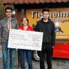 (svk)   Die Schülermitverantwortung (SMV) der Staatlichen Wirtschaftsschule in Kitzingen hat im Dezember wieder eine Nikolaus-Spendenaktion gestartet. Dabei wurden – durch Sammlung und einen Kuchenverkauf – 134,40 Euro eingenommen, wie es im Presseschreiben heißt. Das Geld kommt dem Tierheim in Kitzingen zugute. Schülersprecher Brandon Nowacinski (rechts) und Samim Ayubi (links) als Mitglied der SMV überreichten die Spende nun der stellvertretenden Tierheimleiterin Katharina Knieß.