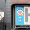 Die Nummernschilder am Auto des festgenommenen Reichsbürgers waren umgestaltet, und mit einem Aufkleber (links) wurde vorbeugend darauf hingewiesen, dass er Strafzettel als Nötigung empfindet.