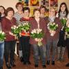 Blumen für die Mitarbeiter zum Jubiläum 40 Jahre Katholische Bücherei im Pfarrheim in Rottenbauer: (von links) Christine Sahlmüller, Petra Rupprecht, Evelyn Hain, Sabine Wonn, Mechthild Schwemmer, Irmtraud Fuchs, Carmen Hofmann, Kerstin Düll, Donata Dorbath und Hanne Gundermann. Es fehlt Marita Ebert-Greubel.Foto: Alois Gundermann