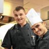 Koch Lukas Kulinna (links) bringt in den Juliusspital-Weinstuben seinem Kollegen Musa A. bei, wie man einen Salatteller komponiert.
