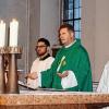 Integration in der Pfarreiengemeinschaft Bad Neustadt: Die beiden jungen syrischen Christen Fadi Alkablan und Fadi Algaith sind als Ministranten tätig. Das Bild zeigt sie mit Dekan Andreas Krefft in der Stadtpfarrkirche Mariä Himmelfahrt.FOTO: Marion Eckert