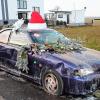 Das Autowrack am Hirtenweg in Alitzheim hat durch eine weihnachtliche Dekoration eine optische Aufwertung erhalten. Seit Monaten ist es ein Ärgernis für Anwohner und Gemeinde.