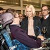 Trotz Termindruck blieb Ministerin Schwesig beim Neujahrsempfang Zeit für Gespräche, wie hier mit Julian Wendel. Begleitet wird sie von Muchtar Al Ghusain, Vorsitzender der Würzburger SPD.