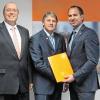 Seit 40 Jahren arbeitet Hans Körbel (Mitte) bei der DAK. Ralf Kreile (links) und Reinhard Schmitt gratulierten ihm.