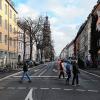 Dier Neubaustraße heute mit breiter Fahrbahn und vom Autoverkehr geprägt. Es gibt Pläne bei der Stadt dies zu ändern und die Straße wieder zu einer Flaniermeile mit großzügiger Außengastronomie zu machen, attraktiv für Touristen und Einheimsche.